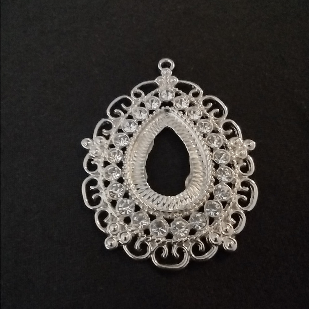 Beautiful Silvertone Pendant - Picture 4 of 6